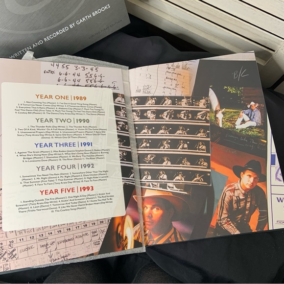 Garth Brooks The First Five Years Anthology Book and CD Disc Set Like New - Picture 7 of 12